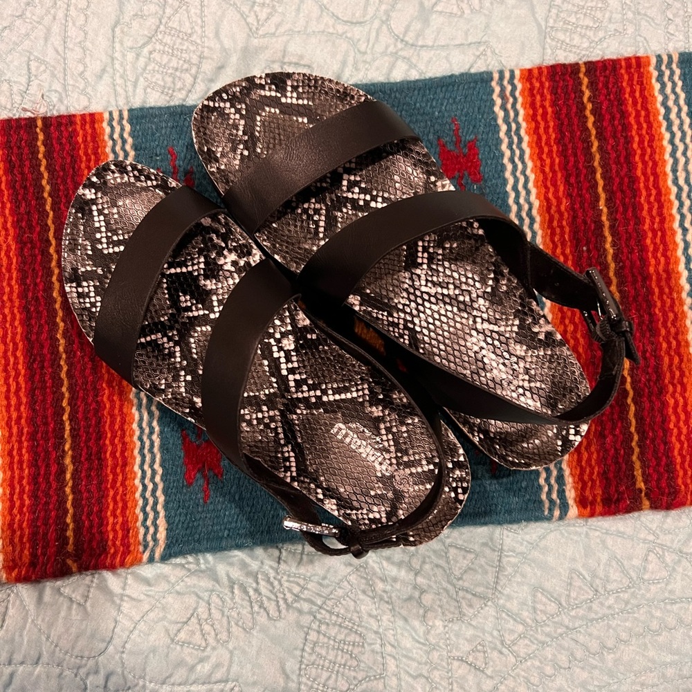 Makalu platform sandals